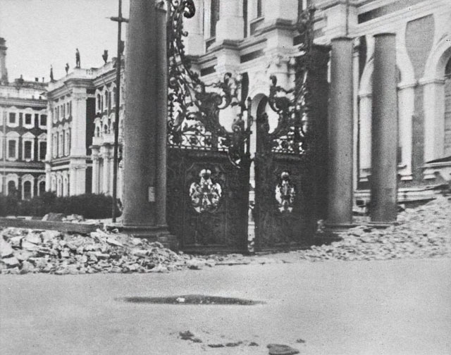 Демонтированная ограда у Зимнего дворца. Фото 1932 г.