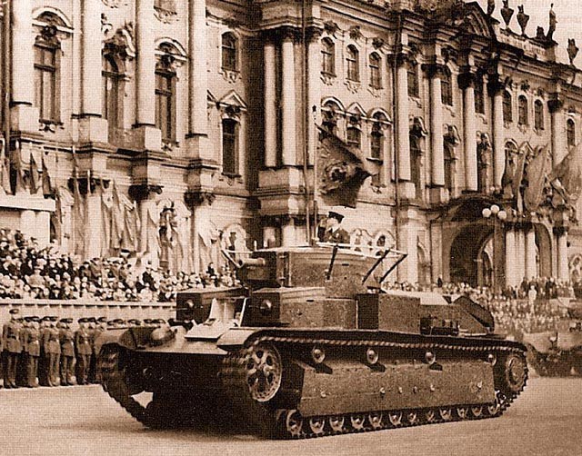 Т-28 во время парада на площади Урицкого.Ленинград.1 мая 1936 г.