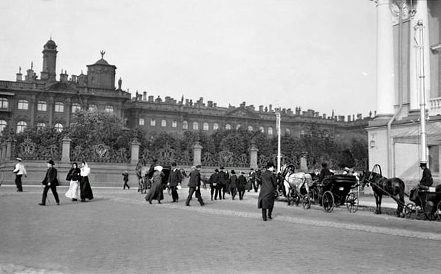 Ограда Зимнего дворца со стороны Адмиралтейства. Фото 1909 г.