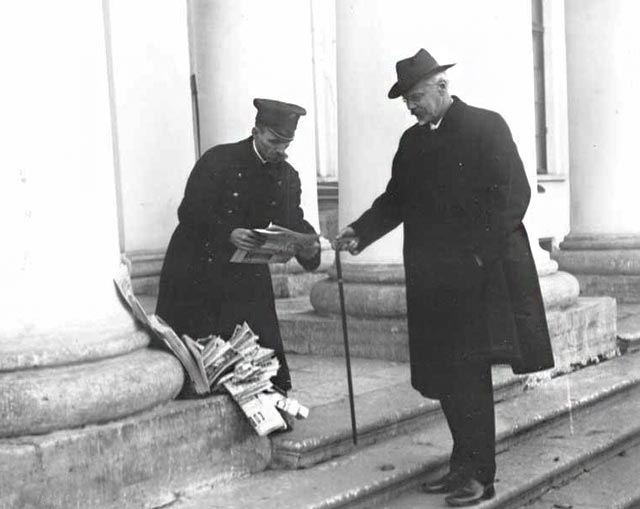 Таврический дворец.Депутат покупает газету у входа в Думу. 1906 г.
