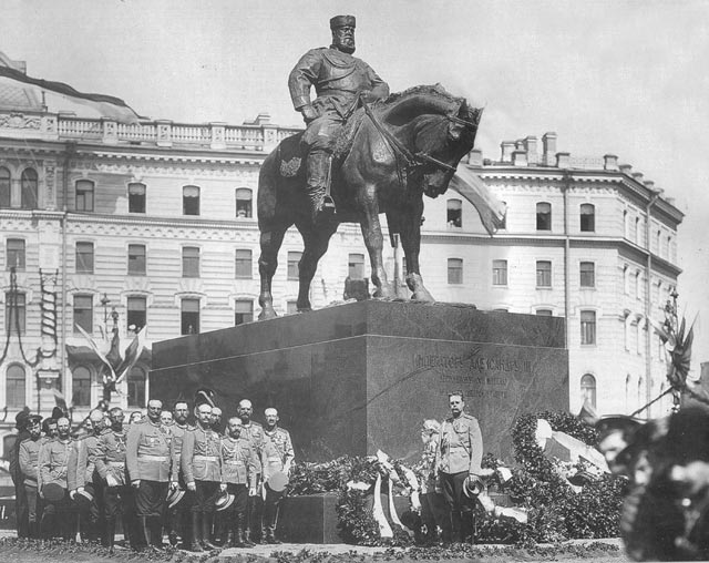 Депутация лейб - гвардии Преображенского полка на открытии памятника 23 мая 1909 года на Знаменской площади. 
