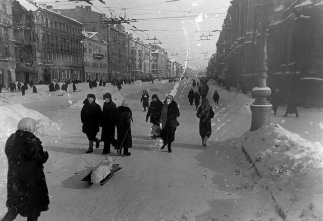 Невский проспект. Фотограф Д. Трахтенберг.1942 г.