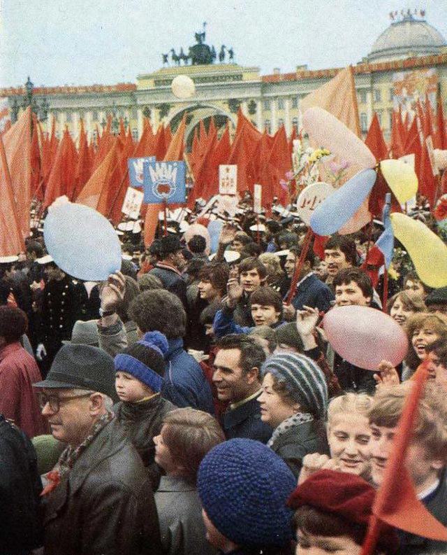 На Дворцовой площади во время Первомайской демонстрации. Лениздат.1986 г.