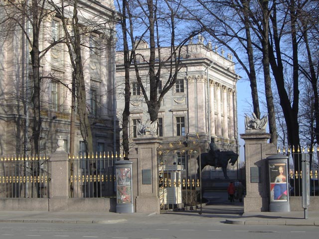 Памятник Александру III фото