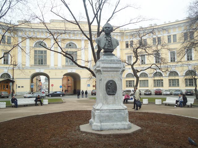 Памятник Ломоносову в Петербурге