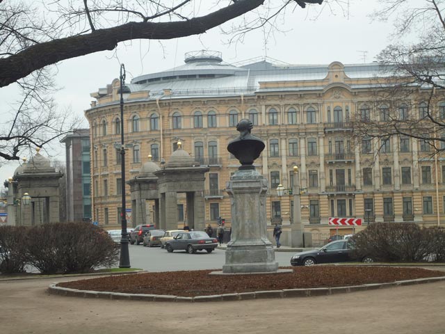 Памятник Ломоносову в Петербурге