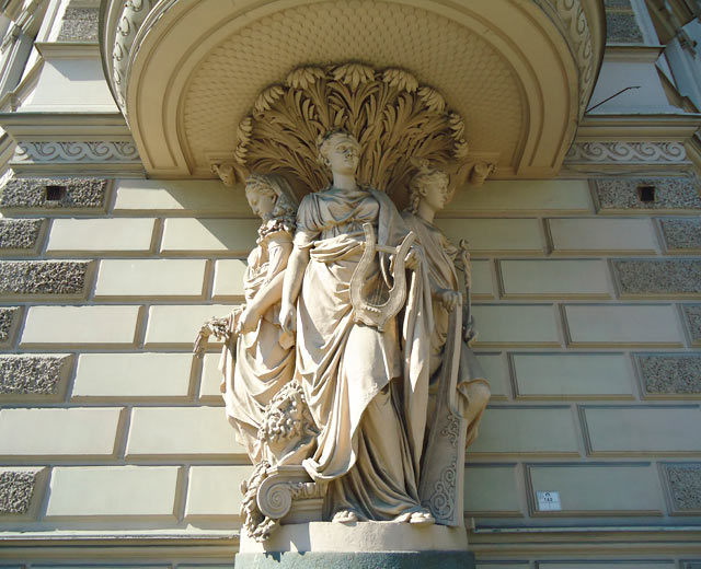 Дворец Д.К. Кантемира - Дом И.Ф. Громова.Мраморная группа из трех женских фигур, символизирующих плодородие, искусство и мореплавание.