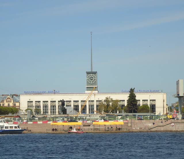 Финляндский вокзал.Вид со стороны Невы.