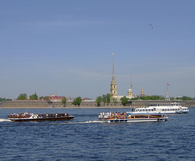 Водные экскурсии по рекам и каналам Санкт-Петербурга.Фото