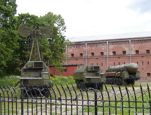 Артиллерийский музей.Военная техника во дворе музея.