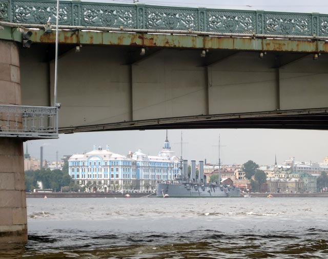 Вид на здание Нахимовского училища и крейсер "Аврора" с Кутузовской наб. 
