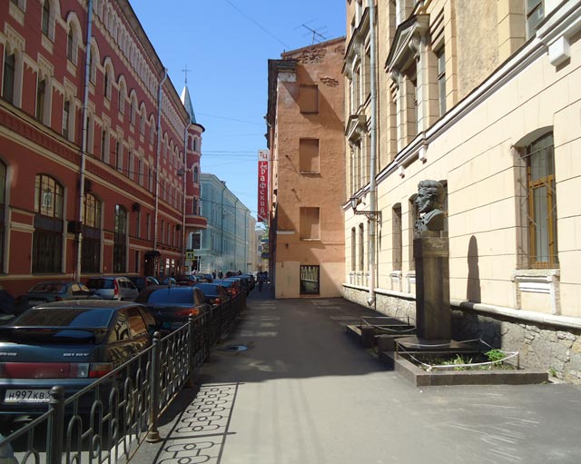 Памятник Адаму Мицкевичу. Графский переулок 8. Санкт-Петербург