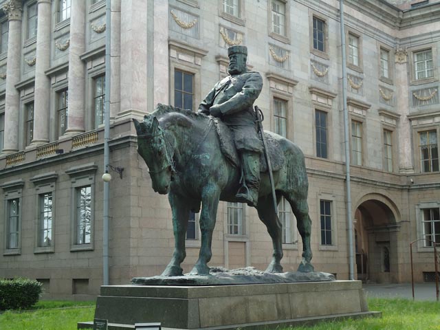 Памятник Александру III во дворе Мраморного дворца