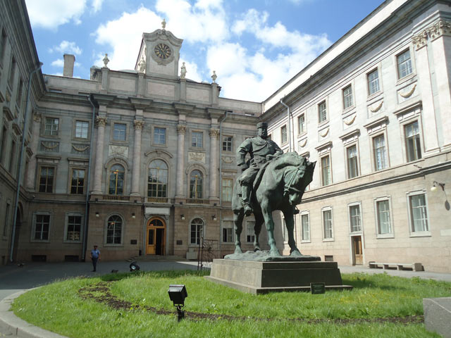 Мраморный дворец.Памятник Александру III