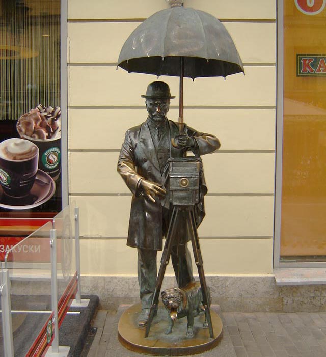 Памятник Петербургскому фотографу рядом с фотосалоном К.К.Буллы