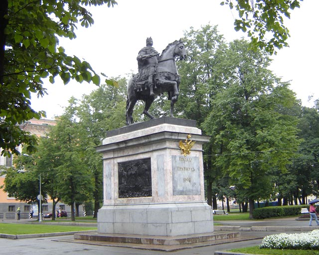 Памятник Петру I у Михайловского замка.