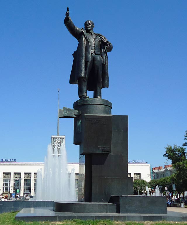 Памятник Ленину у Финляндского вокзала.
