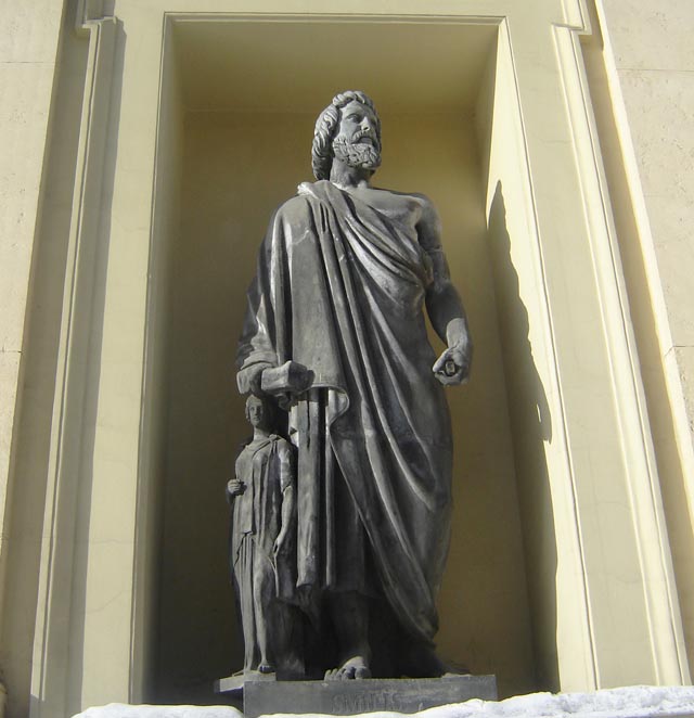 Скульптура в нише на фасаде Нового Эрмитажа.