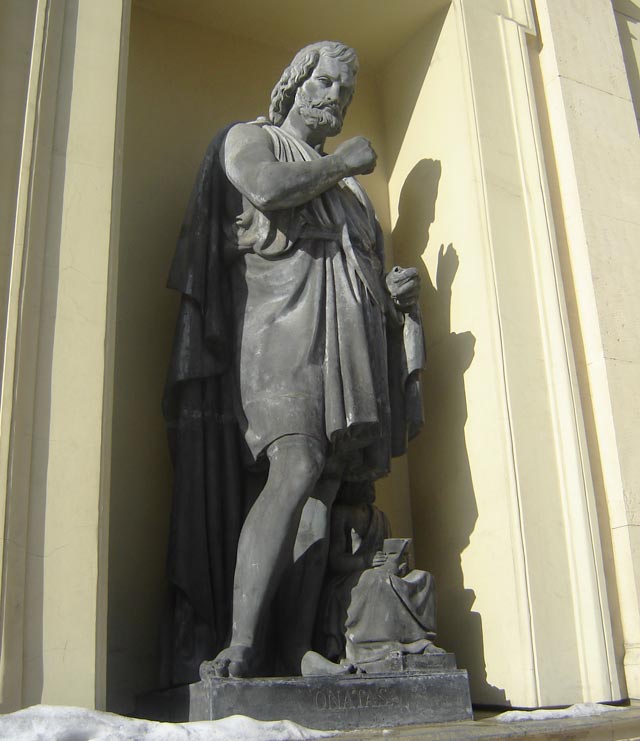Скульптура в нише на фасаде Нового Эрмитажа.