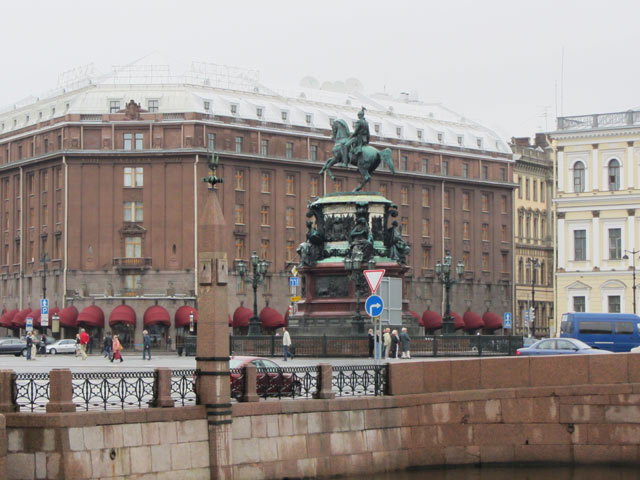 Водомерный столб у Синего моста. Памятник Николаю I.