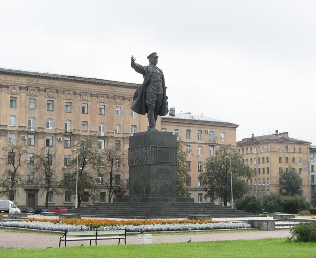 Памятник С.М. Кирову.Высота памятника 15,5 м,фигуры 7,7 м.