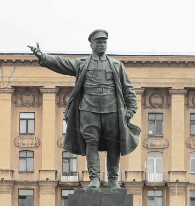 Памятник С.М. Кирову.Скульптор Н.В.Томский,архитектор Н.А. Троцкий.1938 г.