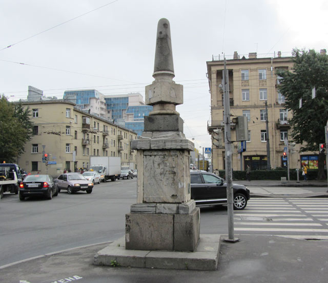 Верстовой столб на пр.Стачек , напротив сада 9-го января. 