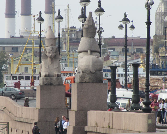 Сфинксы в Санкт- Петербурге на набережной перед Академией художеств