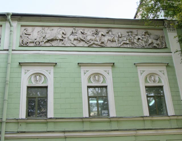 Служебный корпус Мраморного дворца.Фрагмент фасада.