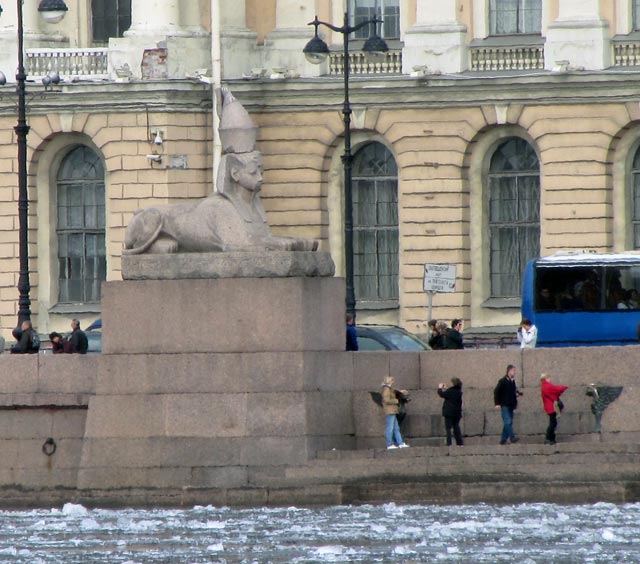 Сфинкс на пристани у Академии Художеств в Петербурге.