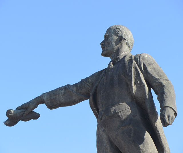 Памятник Ленину на Московской площади.