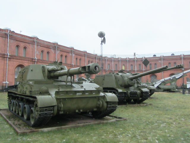 Артиллерийский музей.Военная техника во дворе музея.