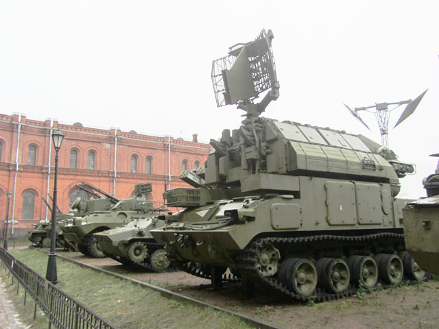 Артиллерийский музей.Военная техника во дворе музея.