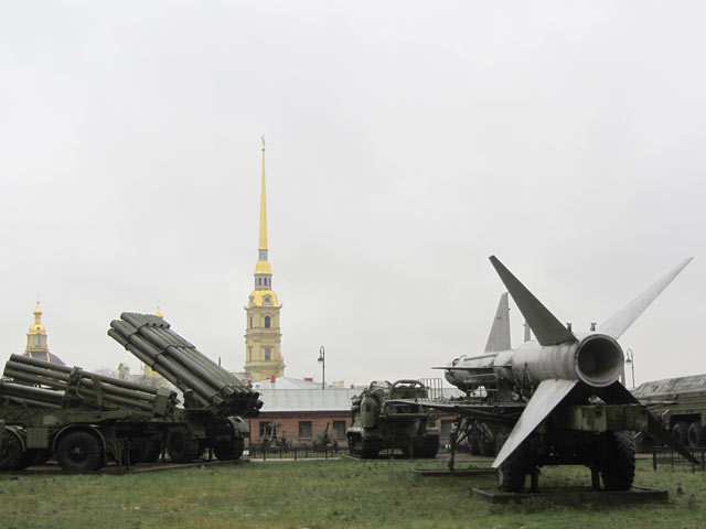 Военная техника во дворе музея.Колокольня Петропавловского обора(напротив).