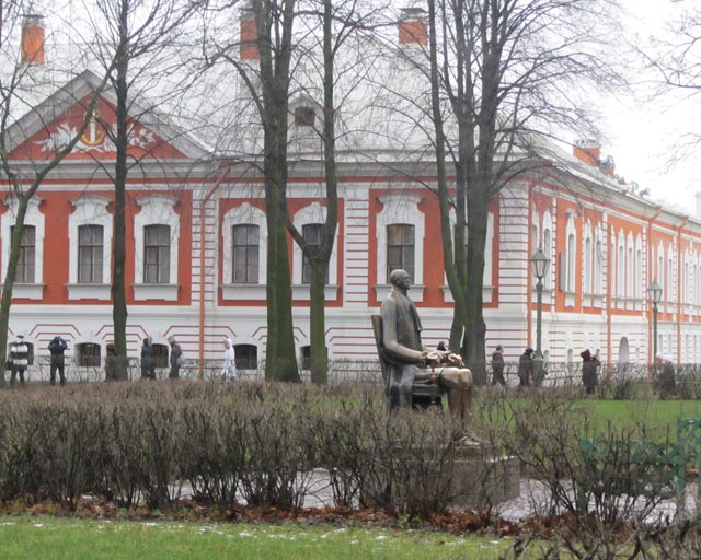 Памятник Петру I.Коменданстский дом.
