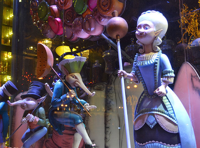Движущиеся куклы витрины, созданые знаменитым театральным художником Михаилом Шемякиным