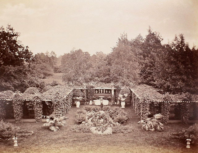 Веранда у дворца (бывшая Ферма) в Александрии.Фото А.Ясвоин. Начало 1880-х гг.