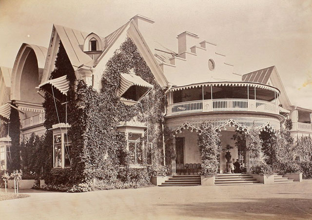 Вид дворца Коттедж в Александрии. Фото А.Ясвоин. Начало 1880-х гг.