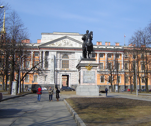 Памятник Петру I перед главным фасадом Михайловского (Инженерного) замка 