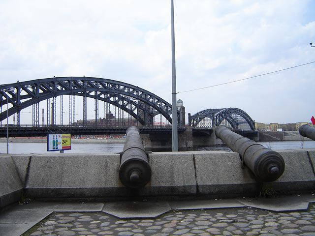 Мост Петра Великого.Пушки на месте шведской крепости Ниеншанц.