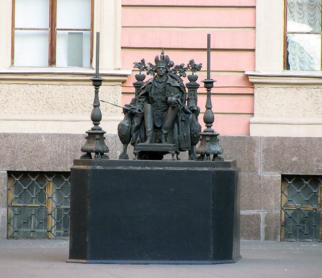 Памятник Павлу I. Во дворе Михайловского замка
