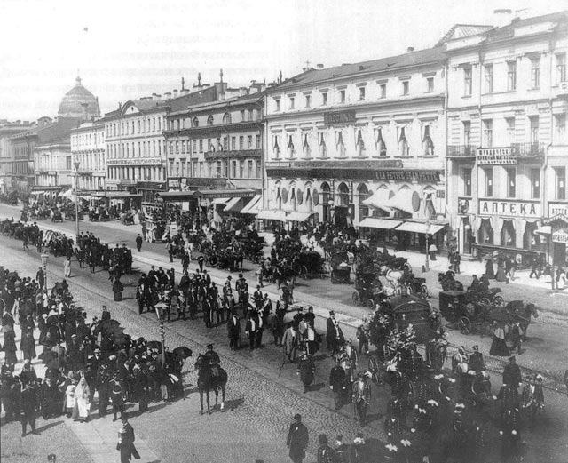 Похоронная процессия перед зданием Пассажа на Невском проспекте. 1890-й год.