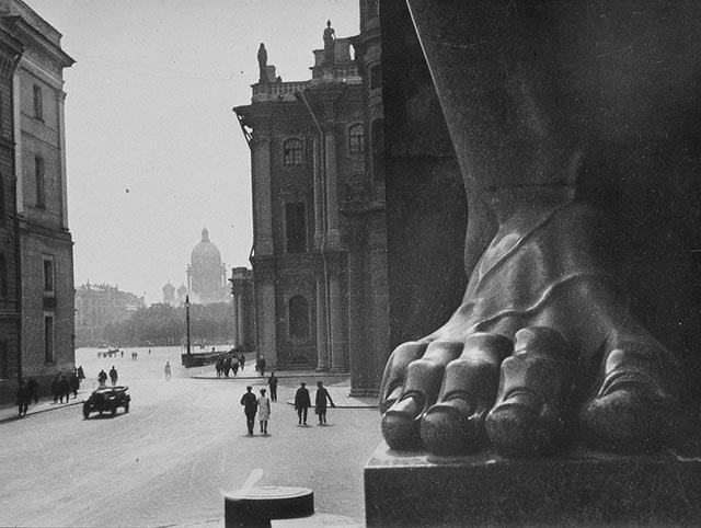 Рядом с Эрмитажем.Фото Борис Игнатович.1930 г.
