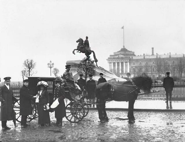 Продажа жетонов "Белого цветка" у "Медного всадника".1911 г.