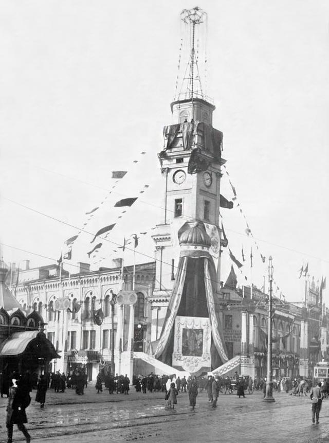 Думская башня, украшенная к 300-летию дома Романовых.Фото К.Булла 1913 г.