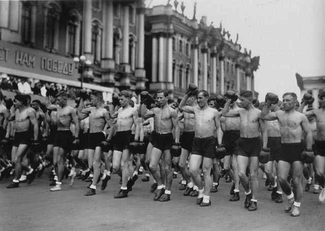 Ленинград. Колонны физкультурников на площади Урицкого (Дворцовая пл.). 1933г.