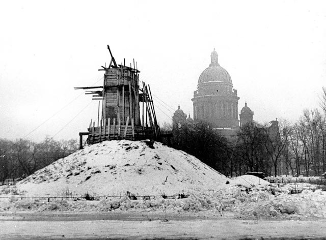 «Медный всадник» в блокадном облачении.Фотограф Д. М. Трахтенберг .1941 г.
