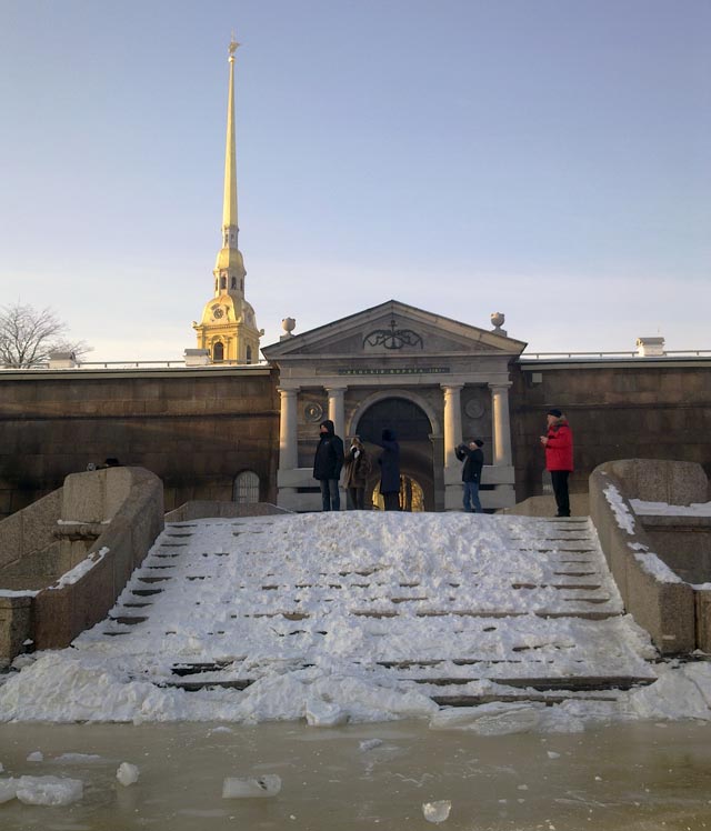 Невские ворота Петропавловской крепости.Комендантская пристань со стороны Невы.