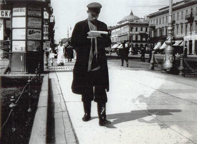 Рабочий с газетой на Невском проспекте.Фото К.Булла.1905 г.