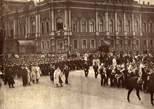 Экипаж "Варяга" и "Корейца" на Невском проспекте. 16 апреля 1904 года.